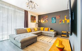 Art Gallery Apartment In Silver Mountain